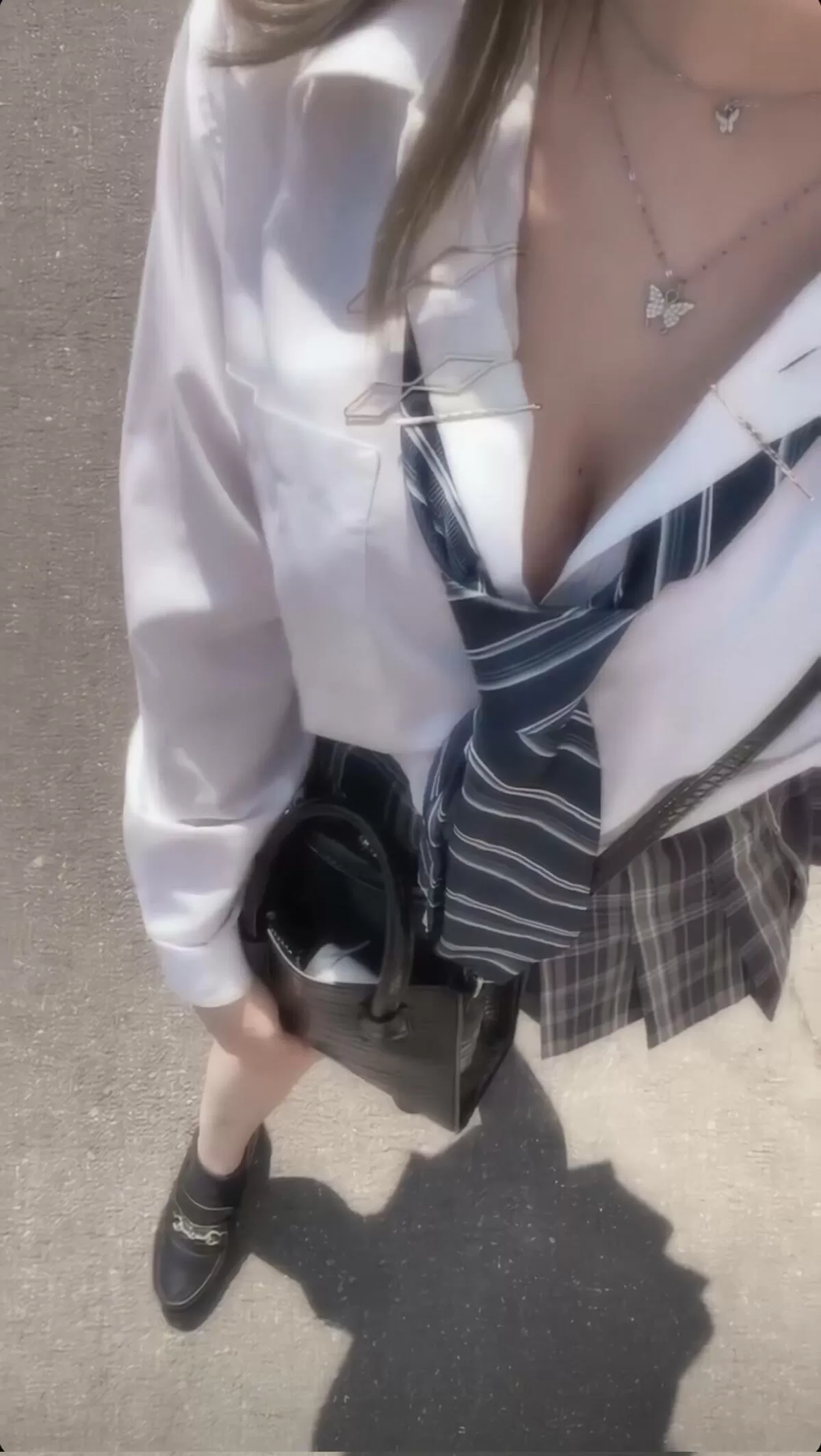 JKの谷間エロ画像004