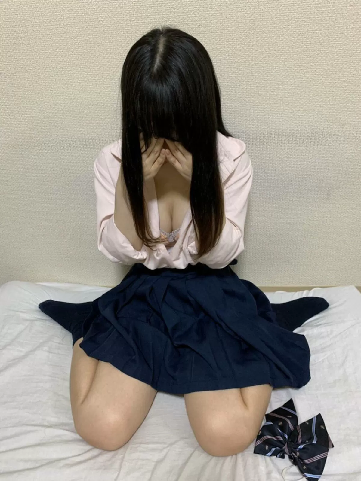 JKの谷間エロ画像007