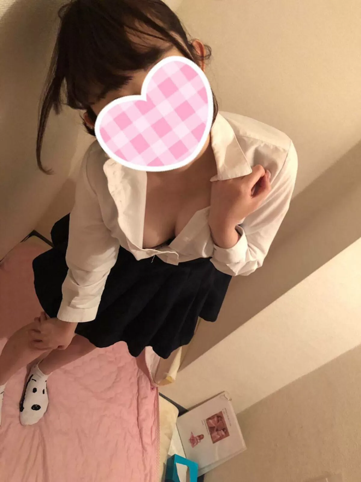 JKの谷間エロ画像013