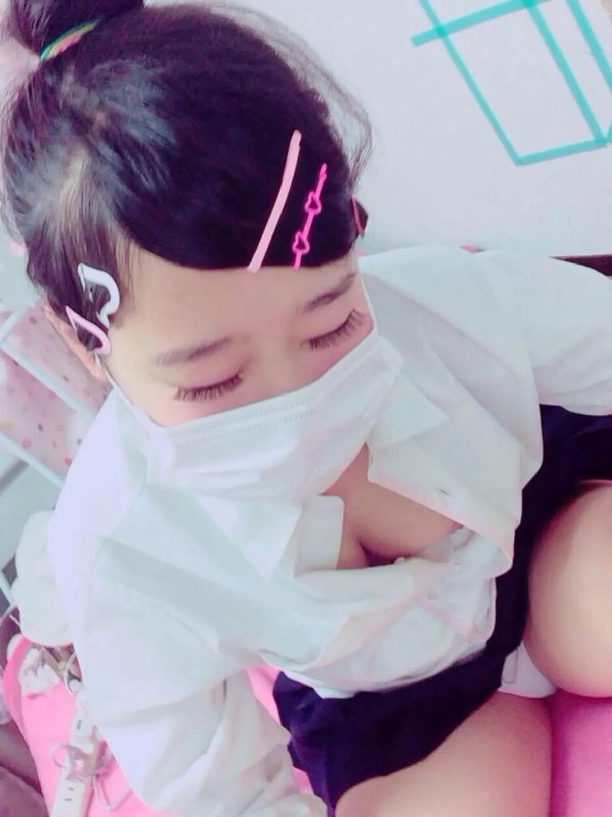 JKの谷間エロ画像026