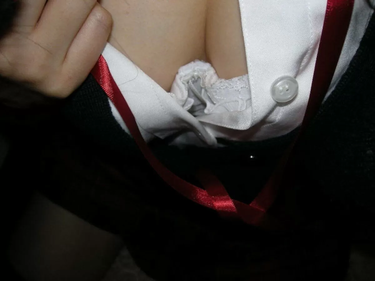 JKの谷間エロ画像037