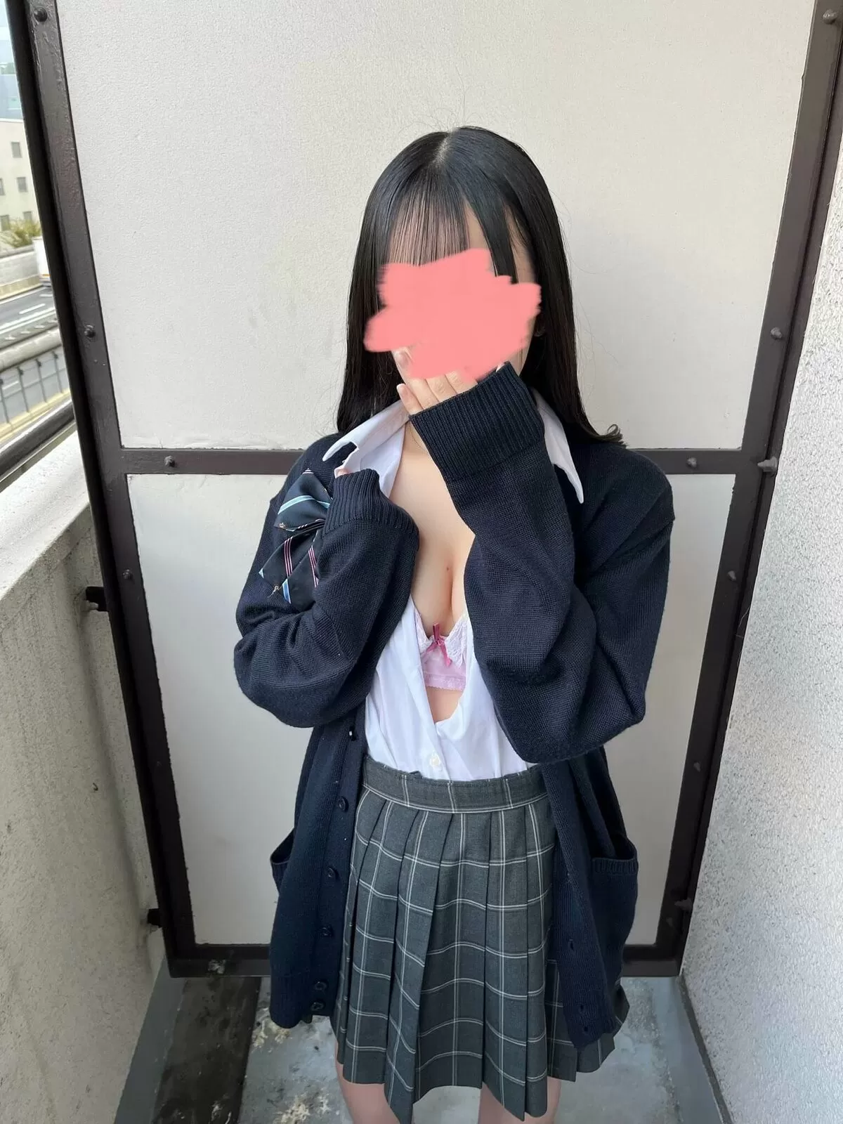 JKの谷間エロ画像061