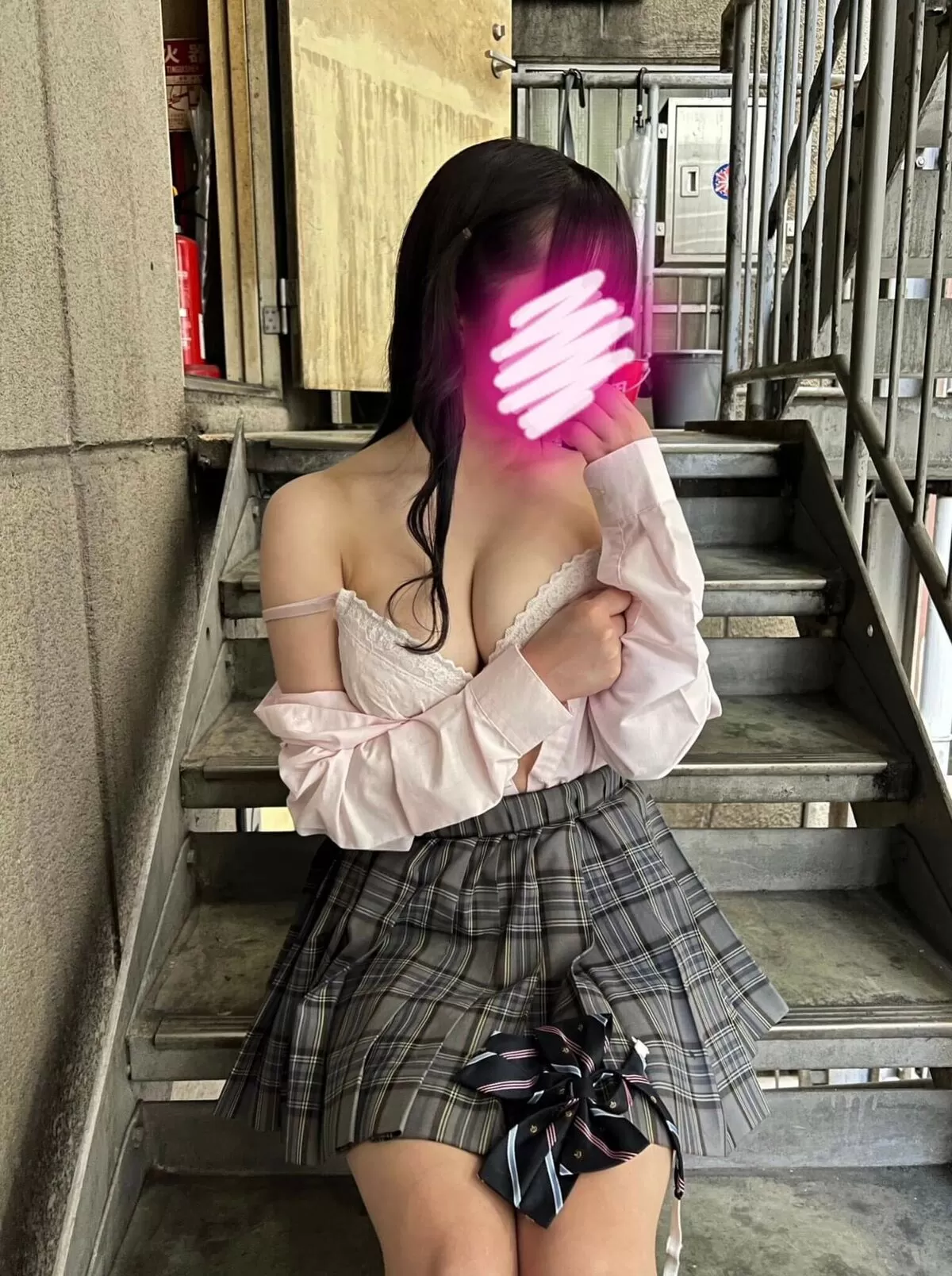 JKの谷間エロ画像066