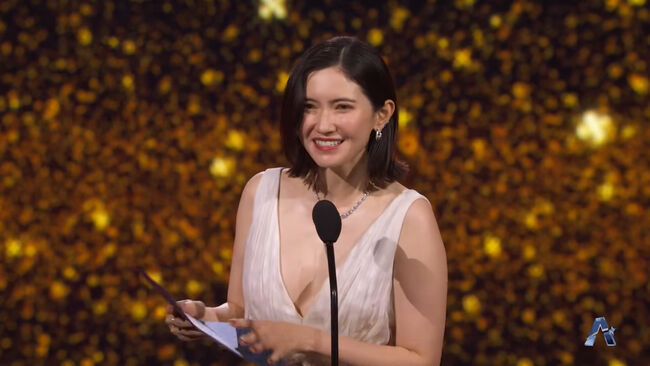 【画像24枚】モデル市川紗椰がクランチロール・アニメアワード2025で過激ドレス谷間おっぱい披露!010