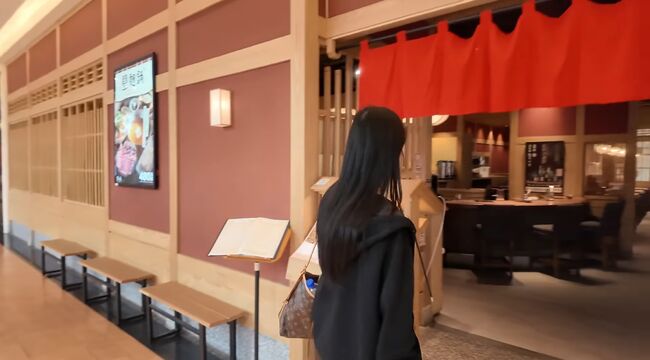 【画像7枚】巨乳中国YouTuberがすき焼き屋で上着脱ぎ下着姿に!痴女レベルのおっぱいで炎上www001