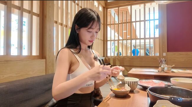 【画像7枚】巨乳中国YouTuberがすき焼き屋で上着脱ぎ下着姿に!痴女レベルのおっぱいで炎上www006