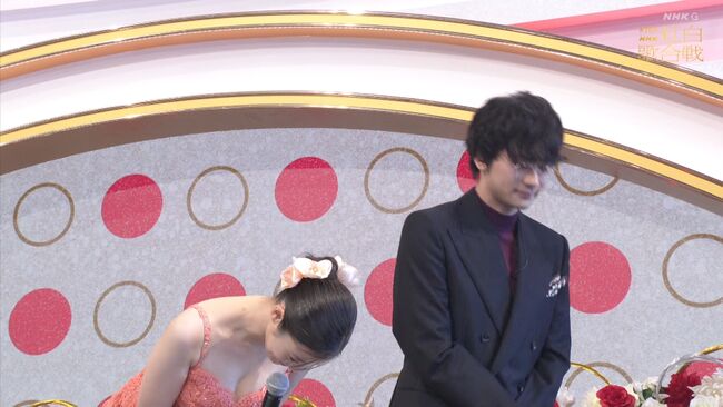 【画像4枚】第76回NHK紅白歌合戦で今田美桜が魅せた!前屈み巨乳谷間おっぱいチラ!002