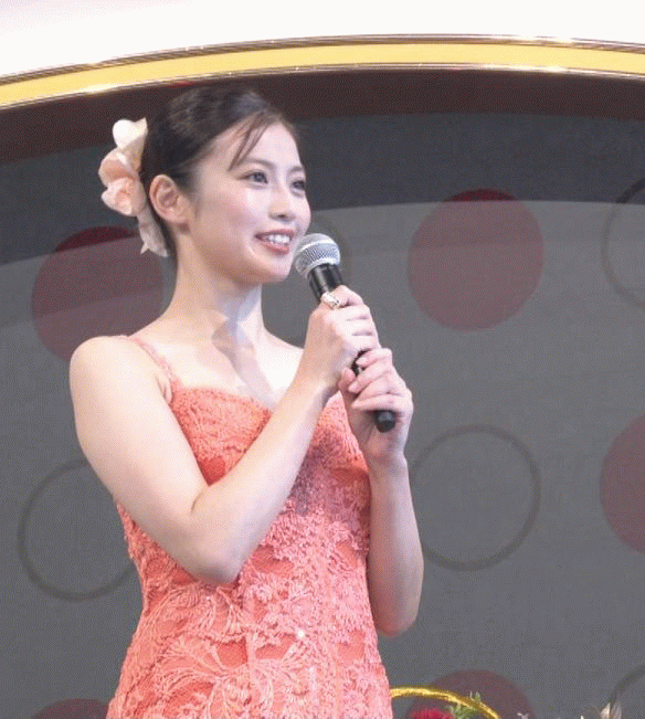 【画像4枚】第76回NHK紅白歌合戦で今田美桜が魅せた!前屈み巨乳谷間おっぱいチラ!004