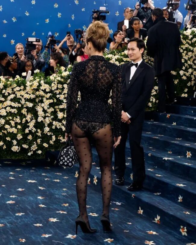 【画像8枚＋動画3本】BLACKPINKリサがMet Gala 2025でパンツ一枚姿で会場入り！002