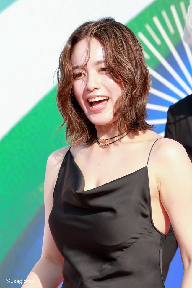 【画像9枚＋動画】筧美和子が横浜国際映画祭レッドカーペットで前屈み巨乳谷間おっぱい晒し！003