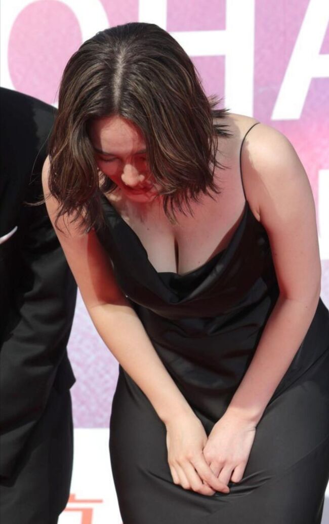 【画像9枚＋動画】筧美和子が横浜国際映画祭レッドカーペットで前屈み巨乳谷間おっぱい晒し！005