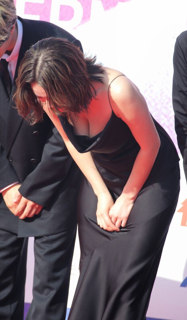 【画像9枚＋動画】筧美和子が横浜国際映画祭レッドカーペットで前屈み巨乳谷間おっぱい晒し！006