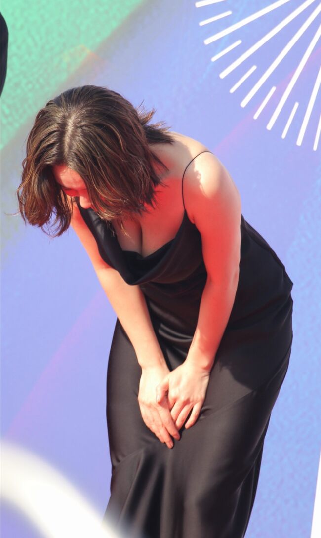 【画像9枚＋動画】筧美和子が横浜国際映画祭レッドカーペットで前屈み巨乳谷間おっぱい晒し！007