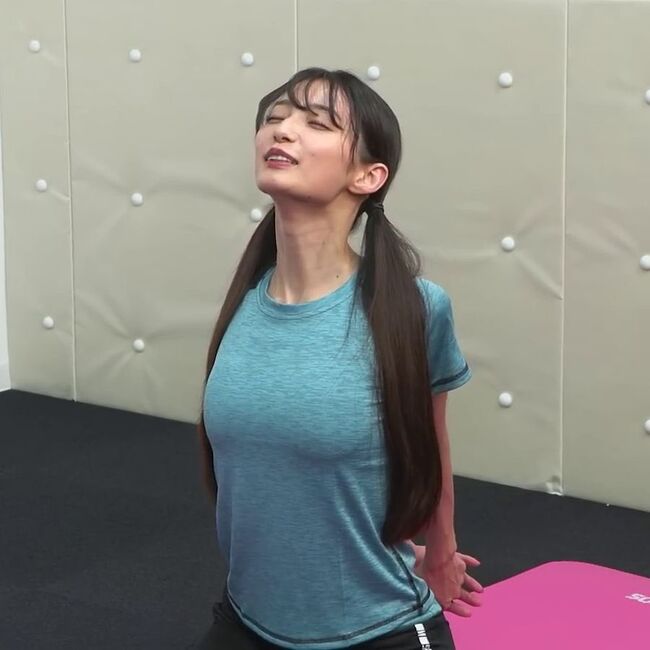 【画像2枚+動画1本】ウマ娘声優・高野麻里佳がYouTubeチャンネルでブラ透けストレッチを披露!001