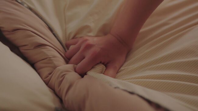 【画像18枚】聖ラブサバイバーズ第1話で元E-girls石井杏奈が後背位谷間見せ濡れ場！009