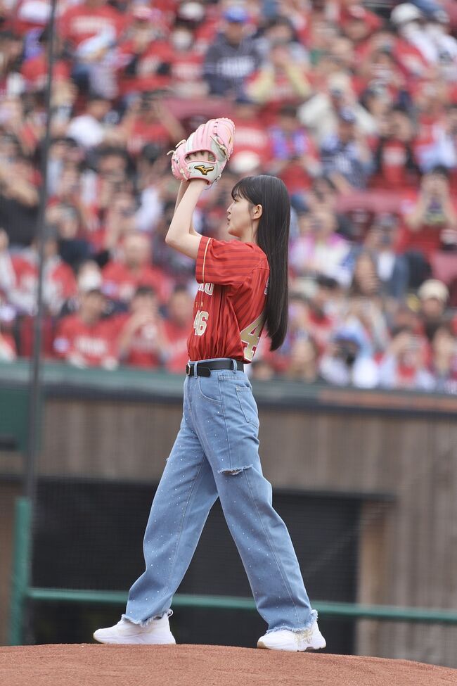 【画像6枚】乃木坂46久保史緒里が始球式でジーパンのパン線くっきり!大人パンツが丸わかりに001