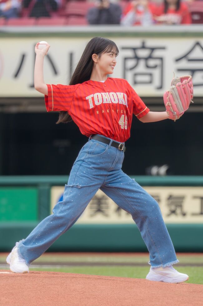 【画像6枚】乃木坂46久保史緒里が始球式でジーパンのパン線くっきり!大人パンツが丸わかりに002