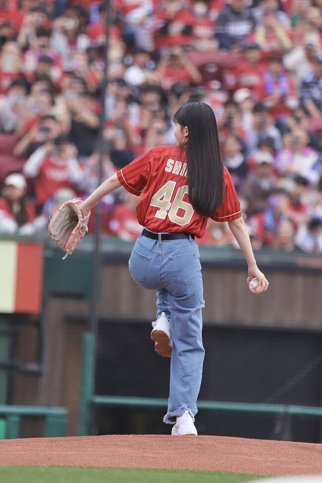 【画像6枚】乃木坂46久保史緒里が始球式でジーパンのパン線くっきり!大人パンツが丸わかりに003