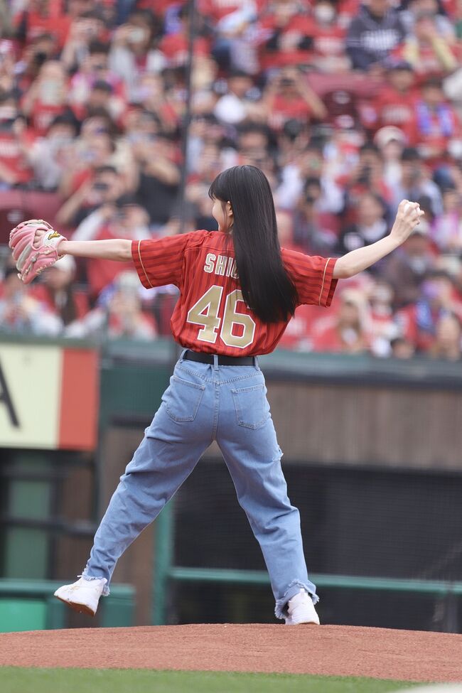 【画像6枚】乃木坂46久保史緒里が始球式でジーパンのパン線くっきり!大人パンツが丸わかりに004