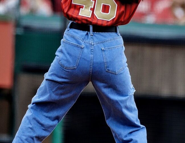 【画像6枚】乃木坂46久保史緒里が始球式でジーパンのパン線くっきり!大人パンツが丸わかりに005