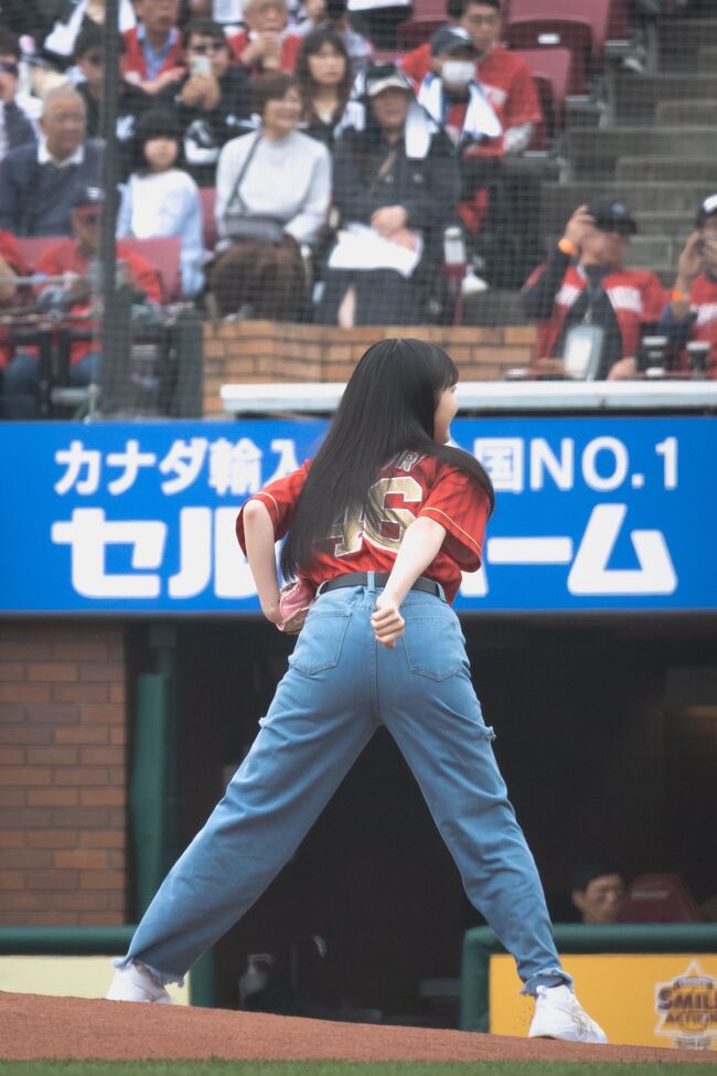 【画像6枚】乃木坂46久保史緒里が始球式でジーパンのパン線くっきり!大人パンツが丸わかりに006