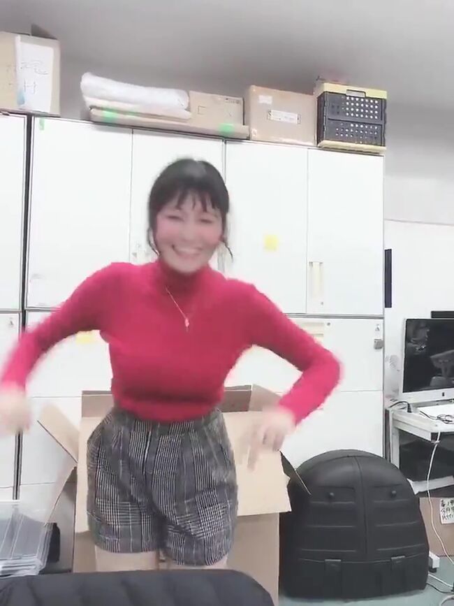 【画像4枚＋動画1本】ぶるんぶるん巨乳を激しく揺らす女性が嫉妬により晒される！ネット民「うっひょ～」「痛そう」と大反応001