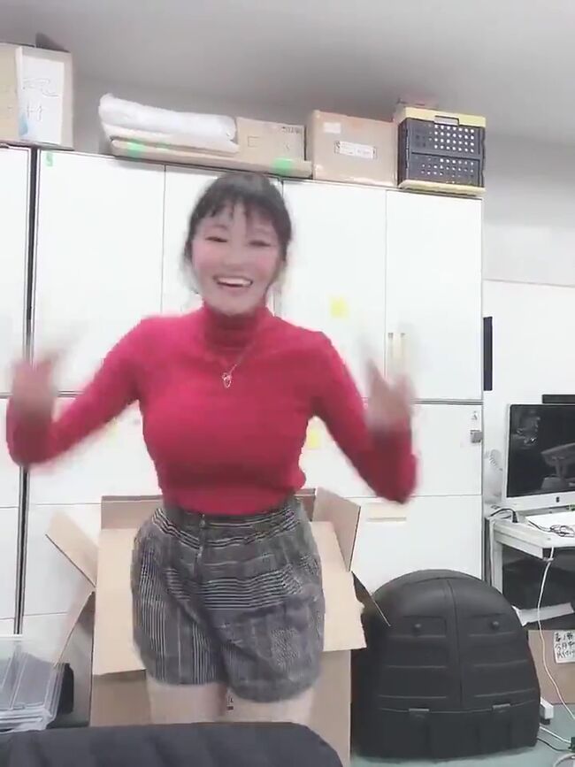 【画像4枚＋動画1本】ぶるんぶるん巨乳を激しく揺らす女性が嫉妬により晒される！ネット民「うっひょ～」「痛そう」と大反応002