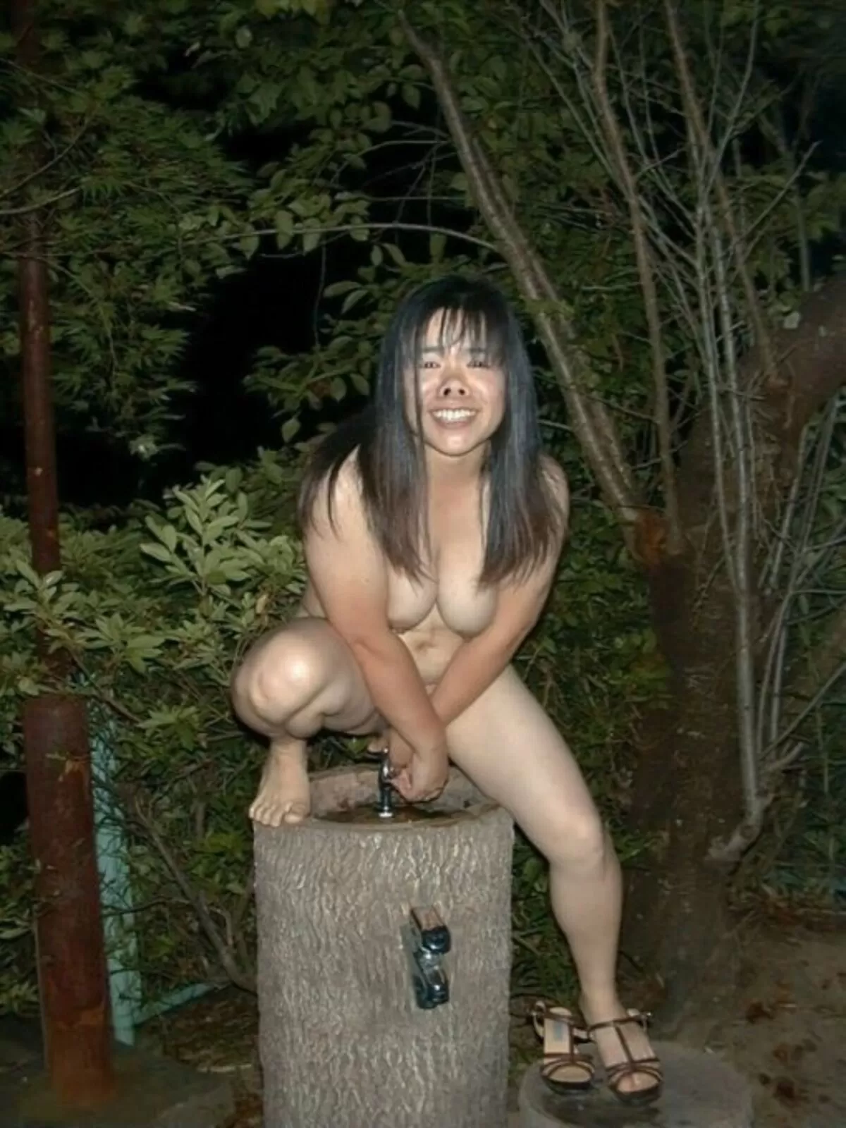 【画像30枚】公園でおっぱい露出する変態女が昼夜問わず現れる件028