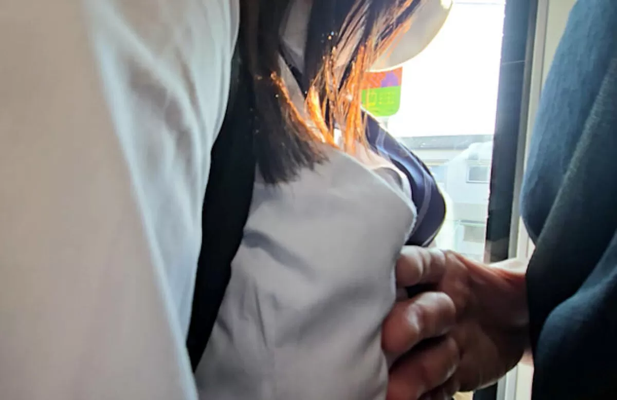 【画像84枚】満員電車で乳痴漢する痴漢師たち004