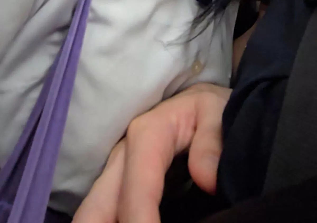 【画像84枚】満員電車で乳痴漢する痴漢師たち007