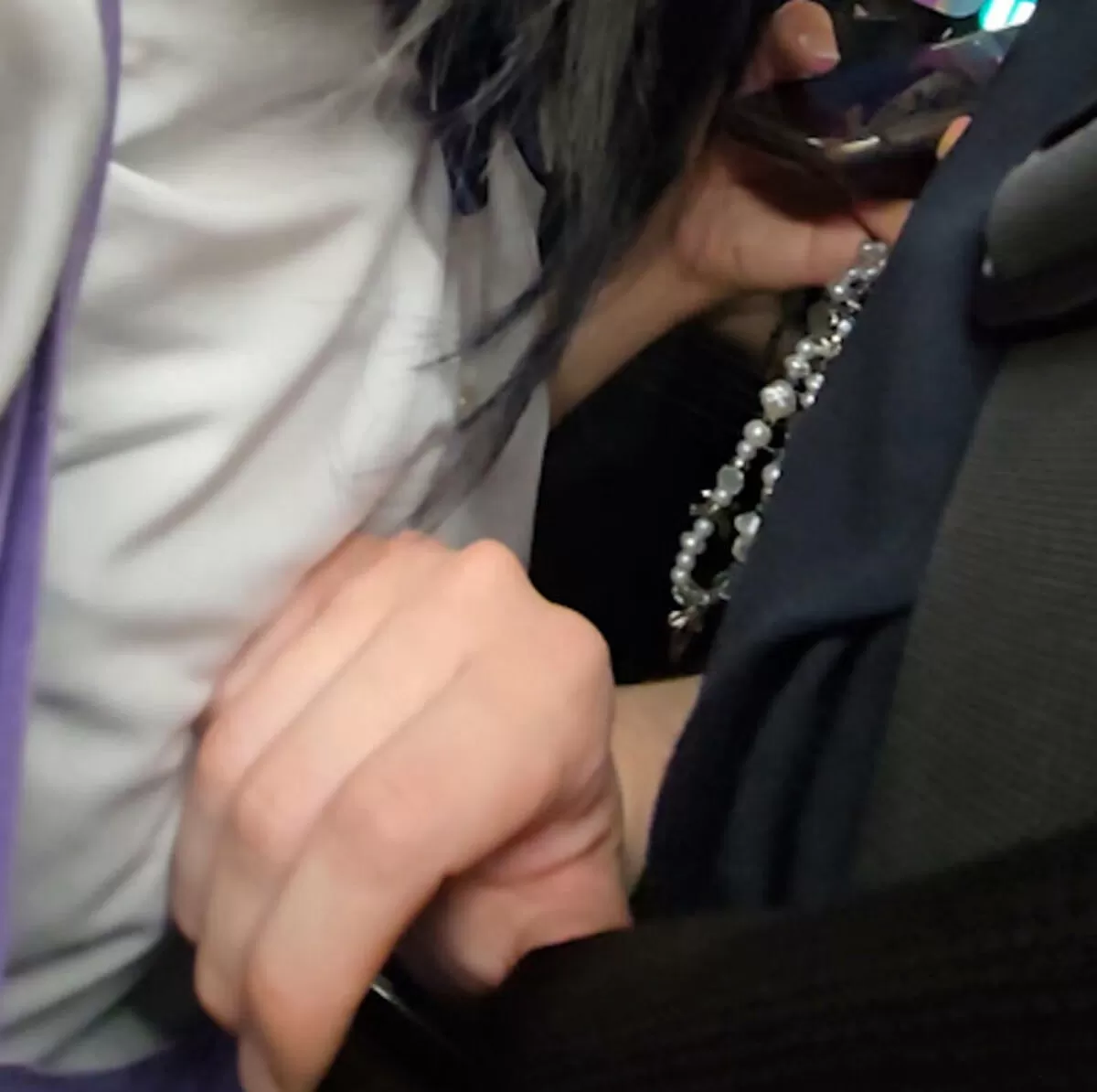 【画像84枚】満員電車で乳痴漢する痴漢師たち009