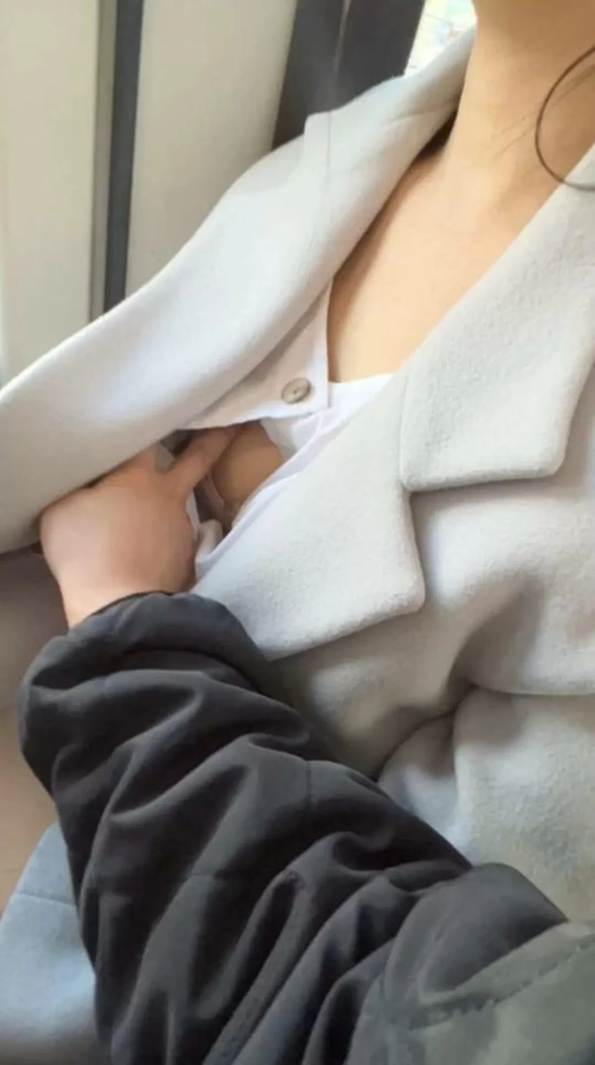 【画像84枚】満員電車で乳痴漢する痴漢師たち015