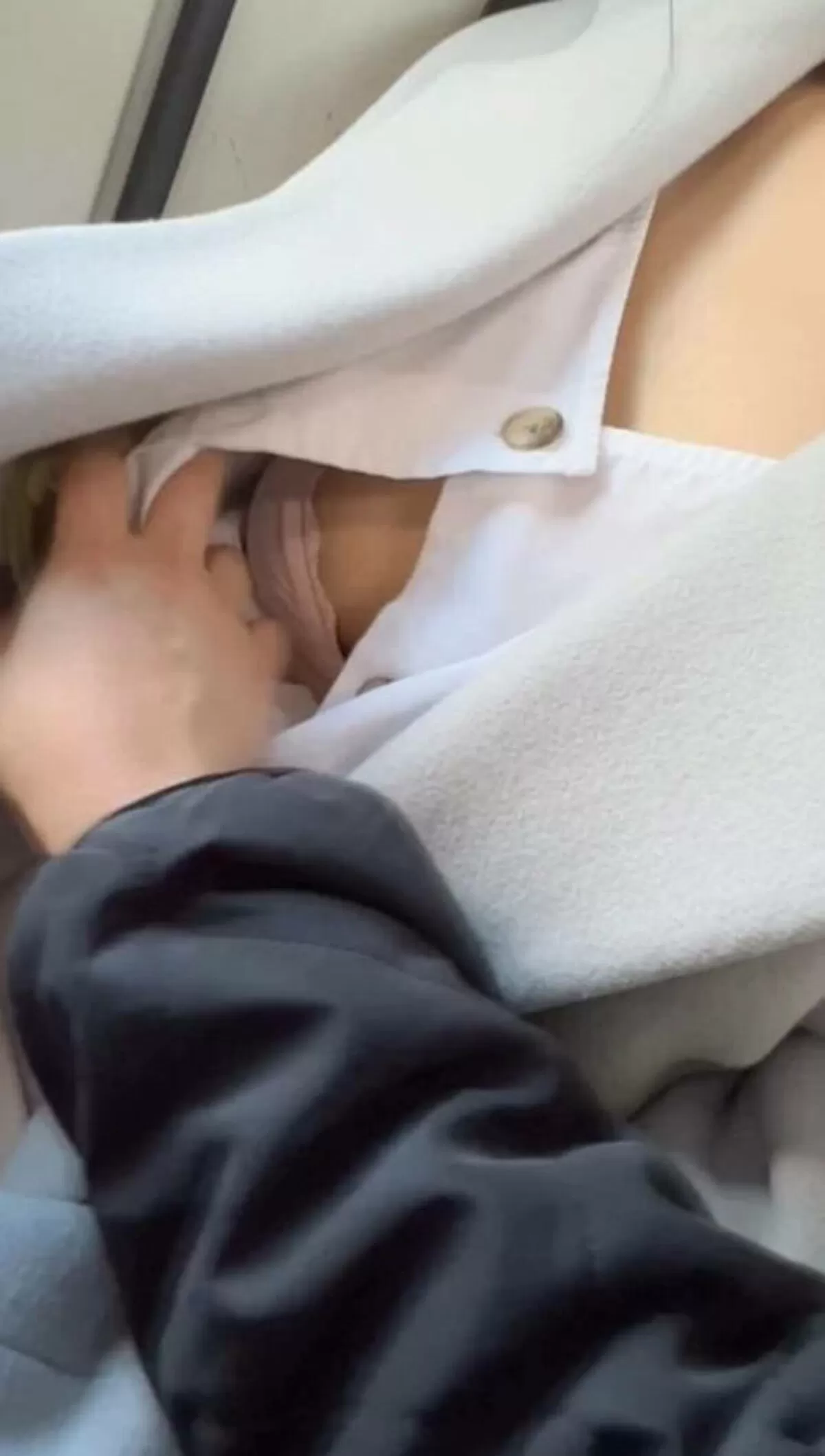 【画像84枚】満員電車で乳痴漢する痴漢師たち016