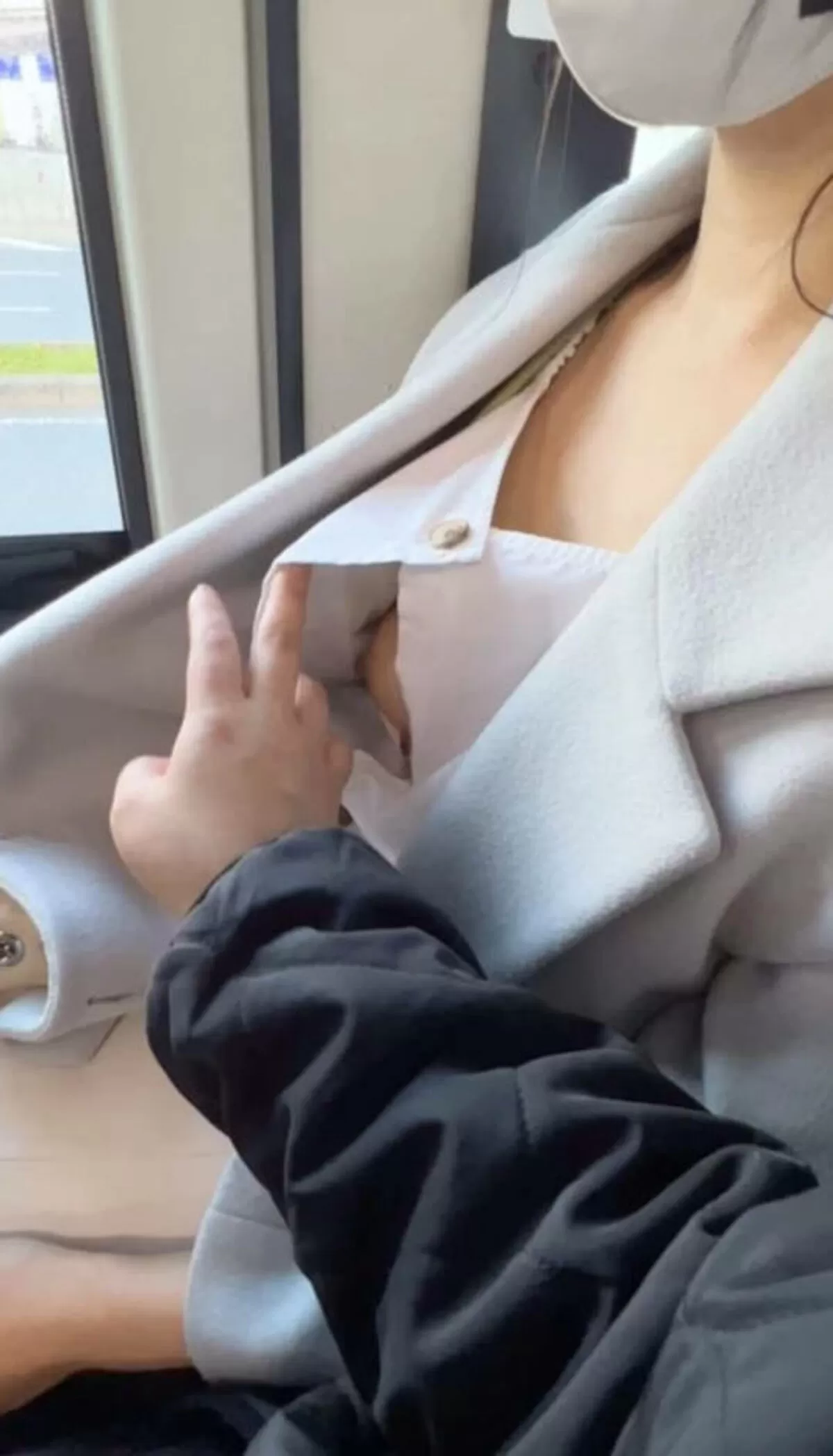 【画像84枚】満員電車で乳痴漢する痴漢師たち017