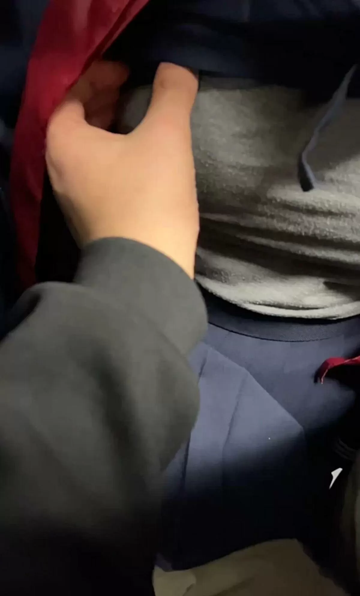 【画像84枚】満員電車で乳痴漢する痴漢師たち039