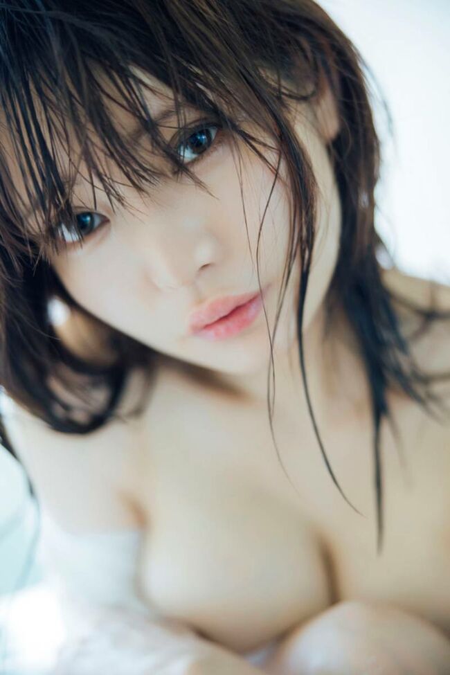 似鳥沙也加、相変わらず美乳過ぎる！002