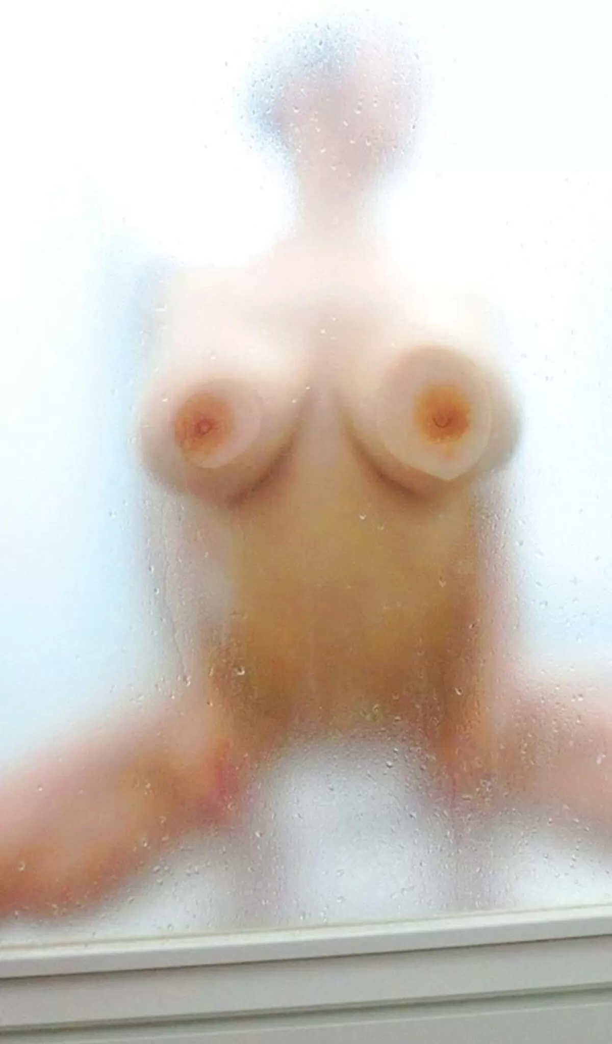 【画像】ガラスに押し付けられた巨乳おっぱいを反対から見る043