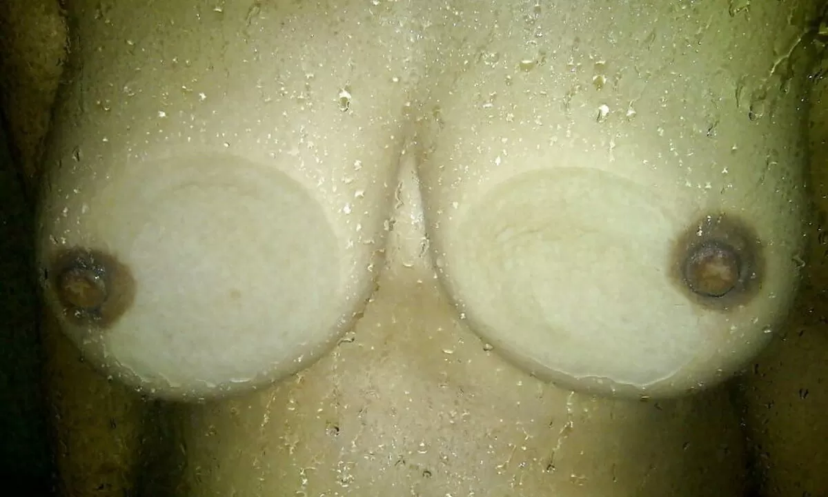 【画像】ガラスに押し付けられた巨乳おっぱいを反対から見る097