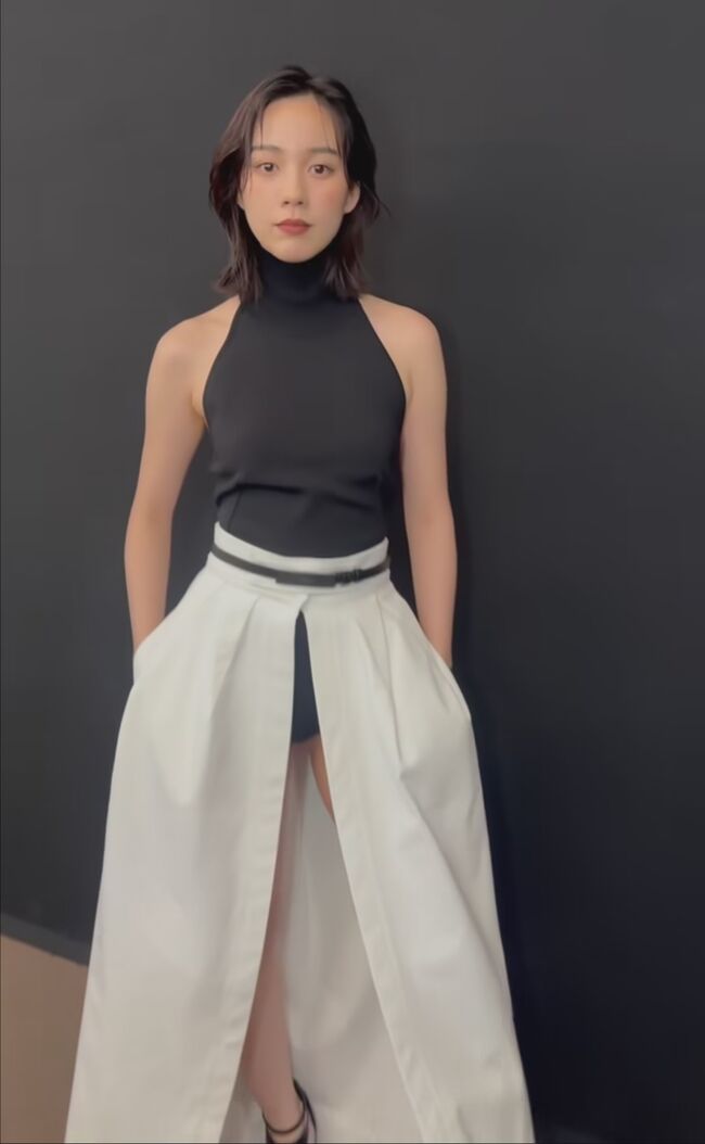 【画像】のん(31)が黒パンツ丸見えの隙間ファッションを披露!004