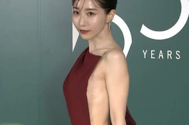 田中みな実、セクシーすぎるドレスで横乳全開！001