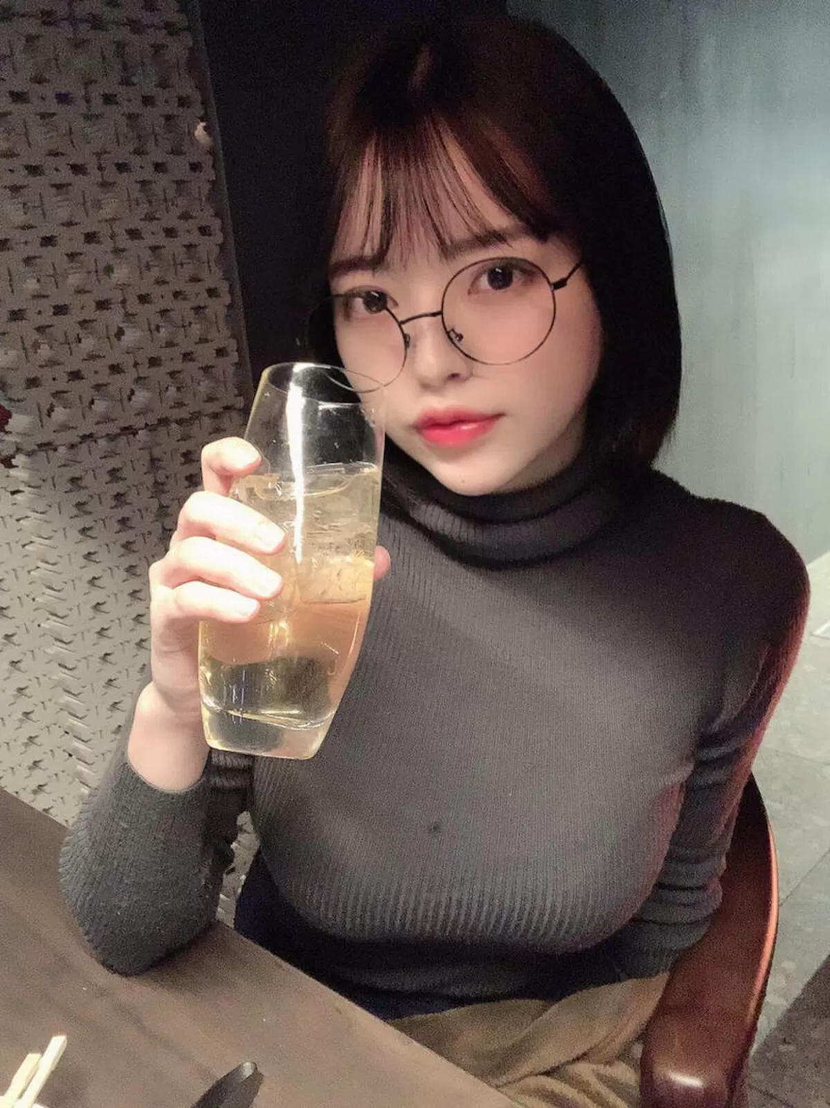 抱きしめられたい!巨乳女子のニットおっぱいエロ画像037