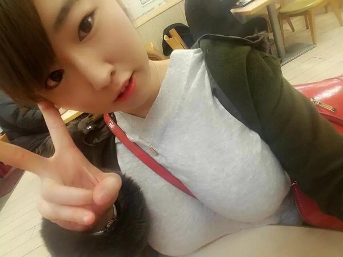 抱きしめられたい!巨乳女子のニットおっぱいエロ画像039