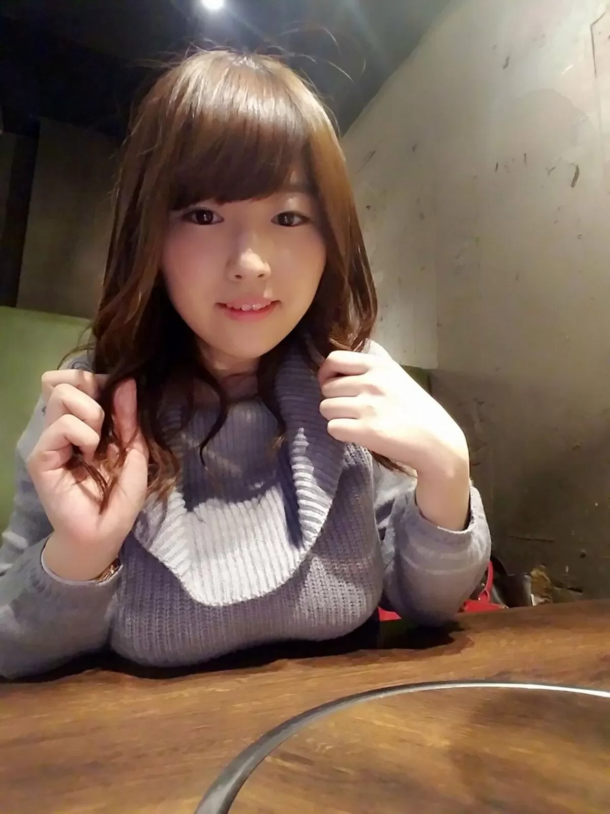 抱きしめられたい!巨乳女子のニットおっぱいエロ画像041