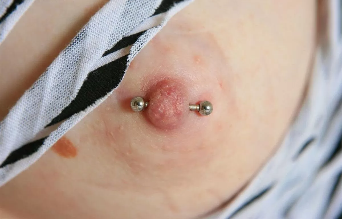 痛々しいけどエロい乳首ピアス画像012