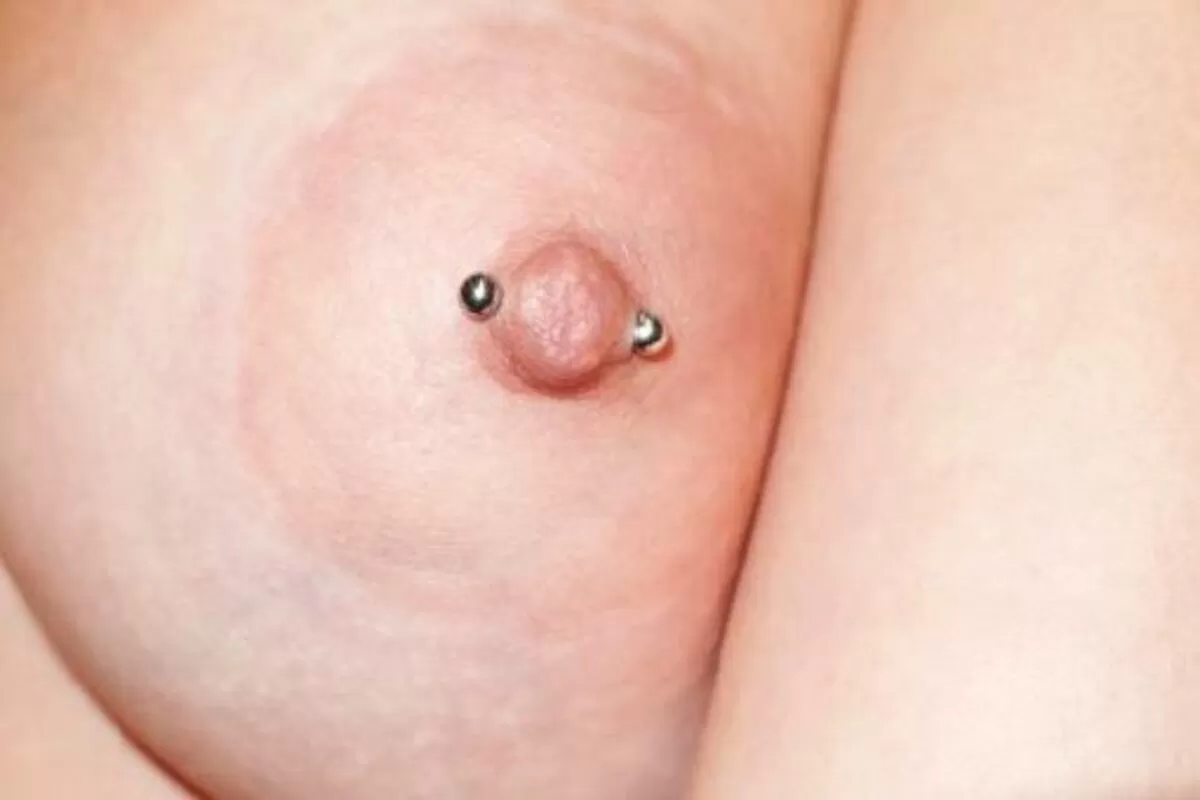 痛々しいけどエロい乳首ピアス画像030