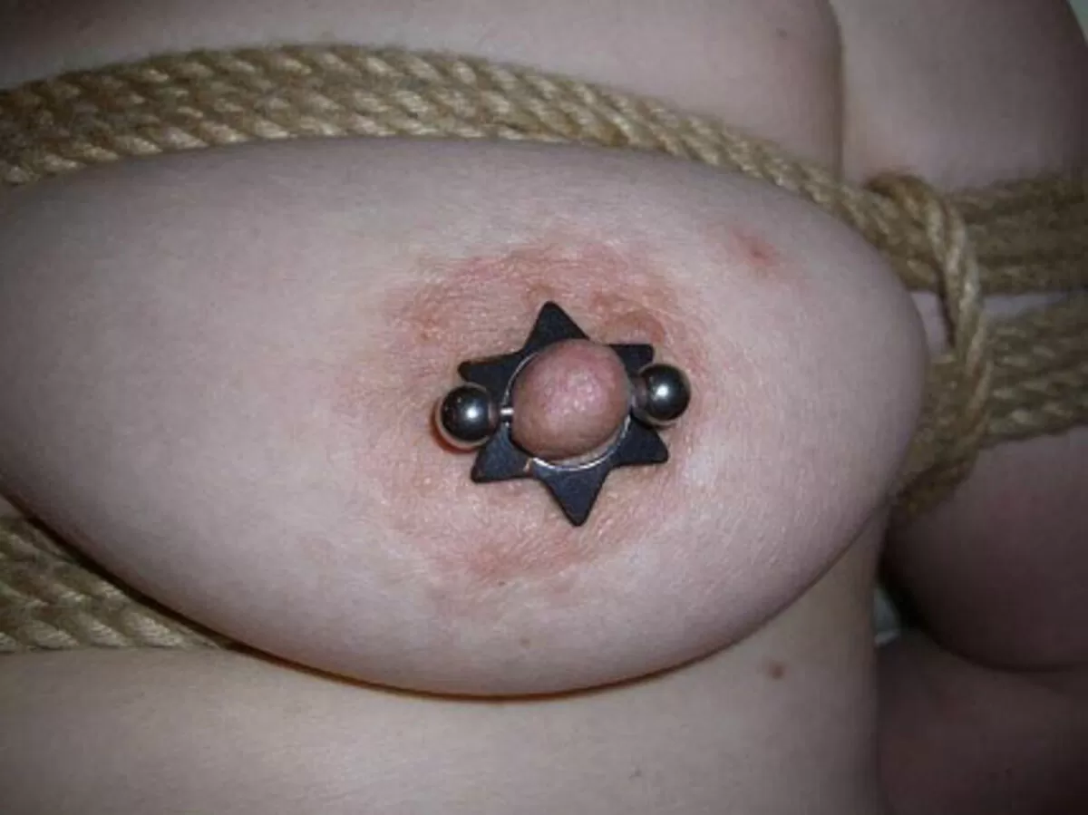 痛々しいけどエロい乳首ピアス画像068