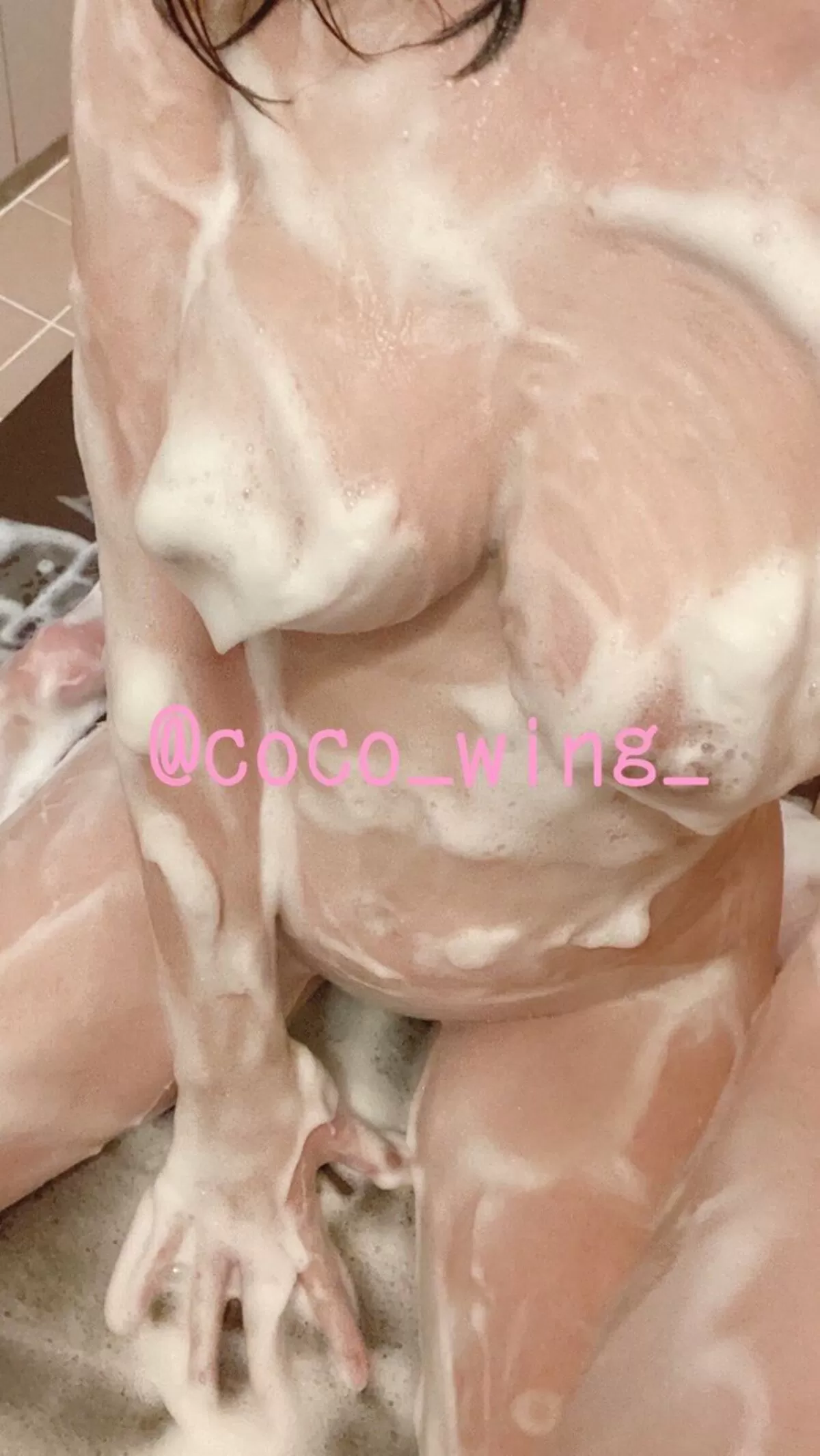 泡にまみれた巨乳エロ画像048