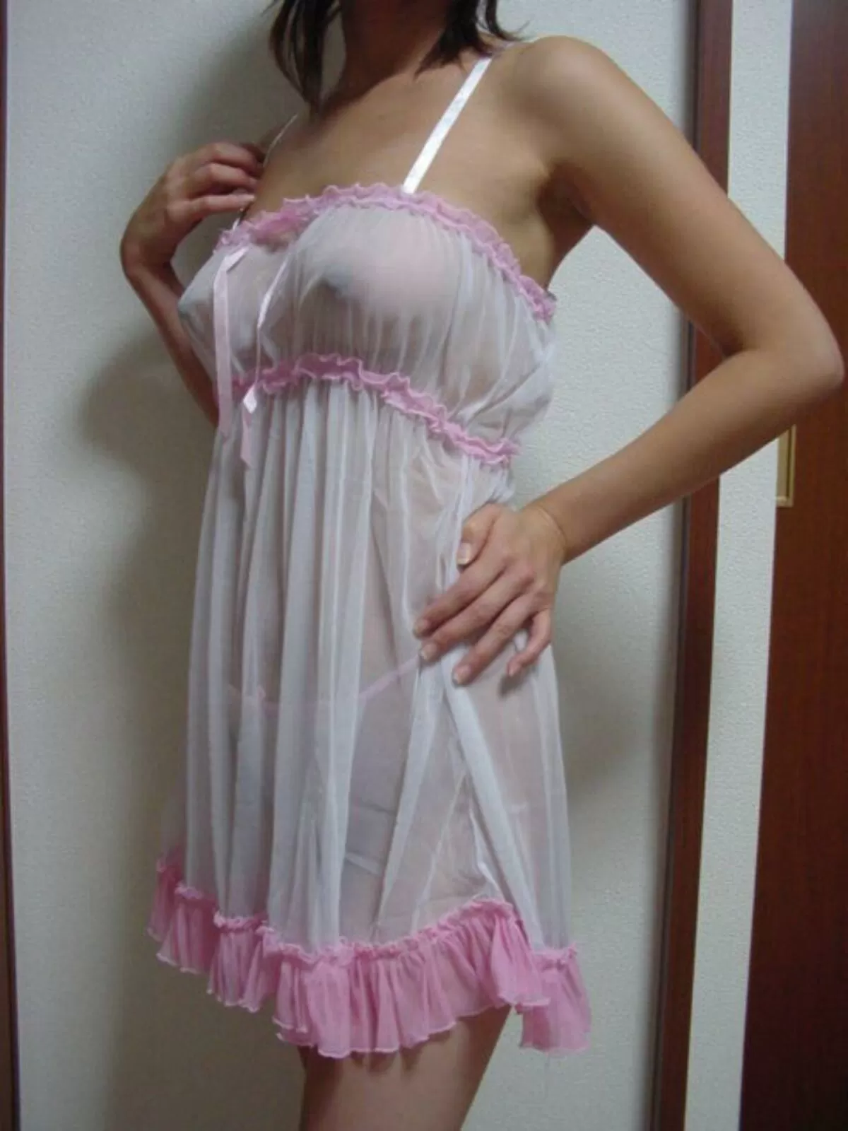 キャミソール越しのおっぱいエロ画像045