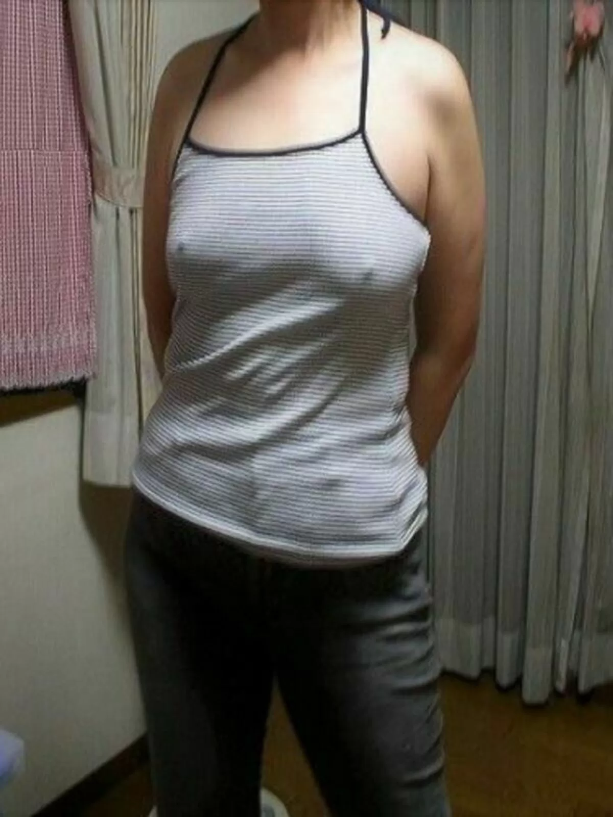 キャミソール越しのおっぱいエロ画像047