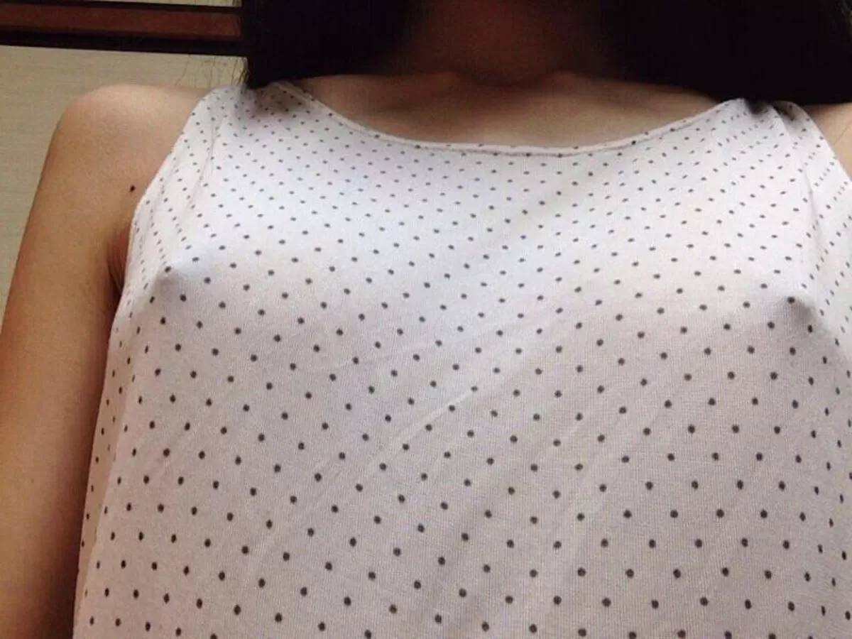 キャミソール越しのおっぱいエロ画像072